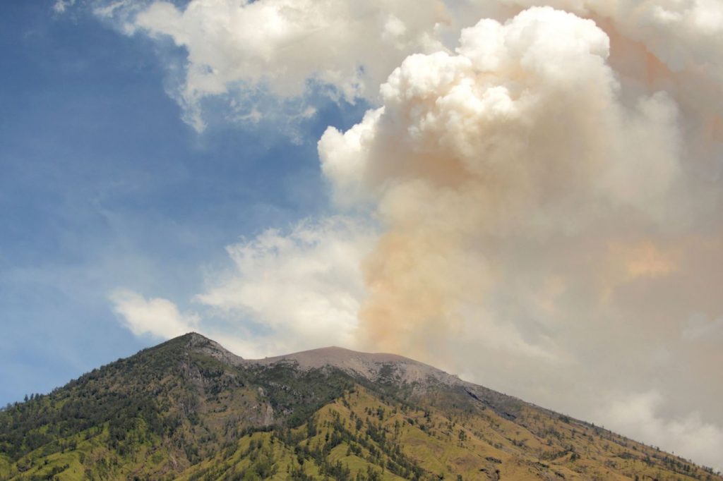 Indonesia, eruzione del vulcano Agung