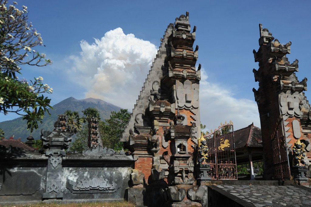 Indonesia, eruzione del vulcano Agung