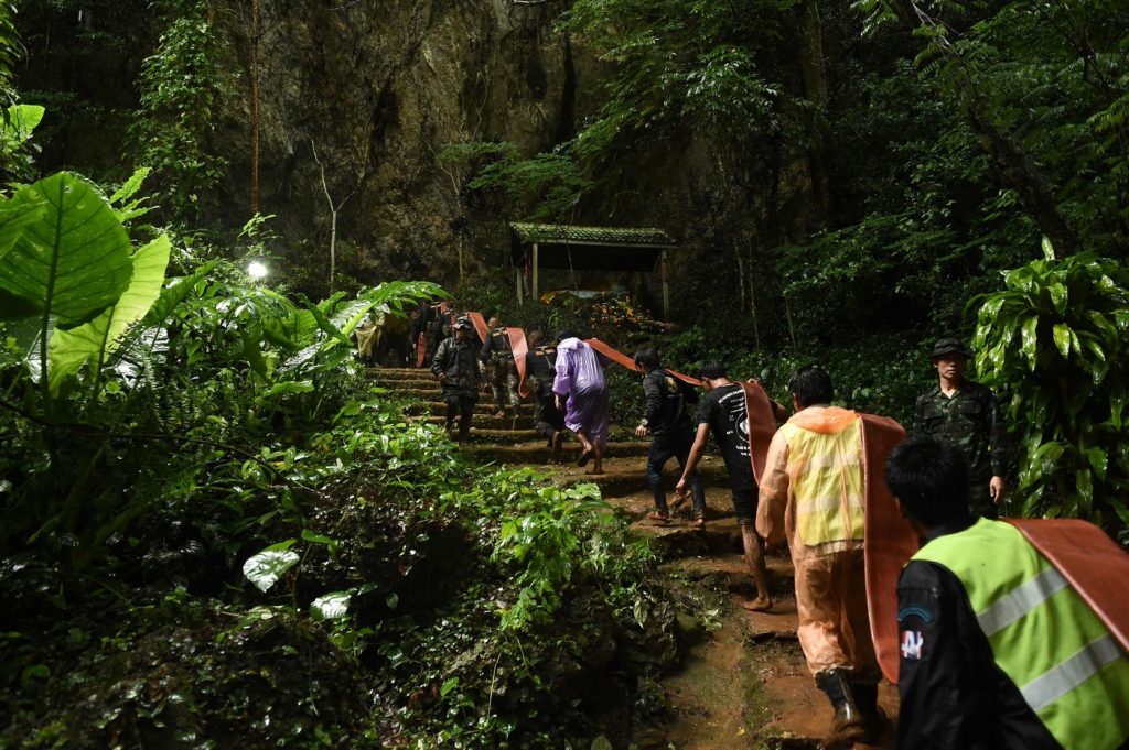 Thailandia, squadra di calcio intrappolata nelle grotte