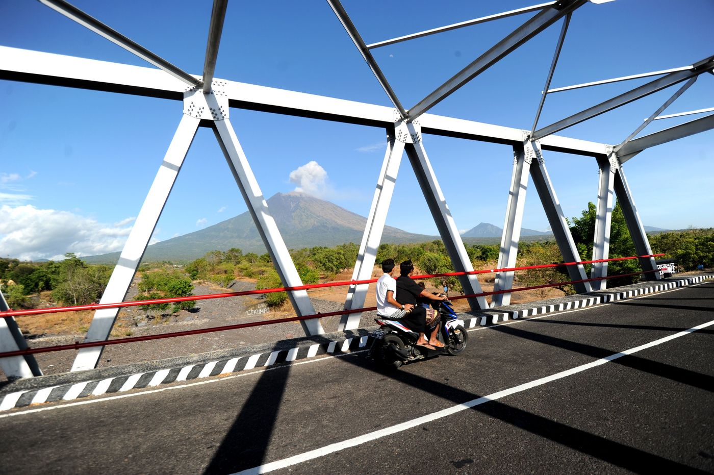 Bali, ceneri e fumo dal vulcano Agung