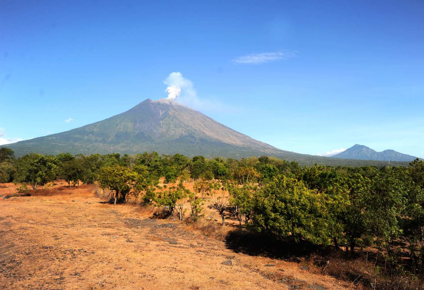 Bali, ceneri e fumo dal vulcano Agung