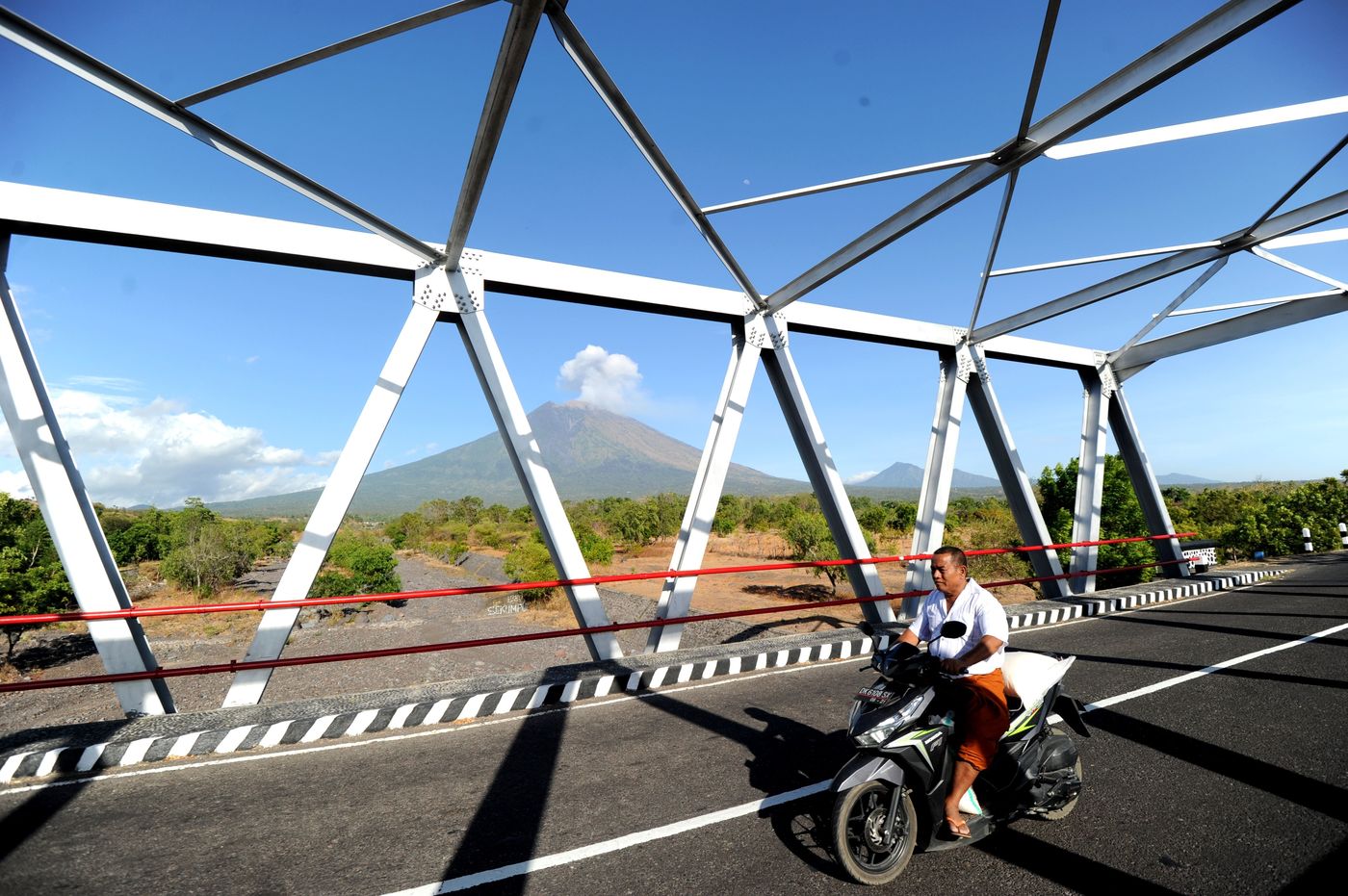 Bali, ceneri e fumo dal vulcano Agung