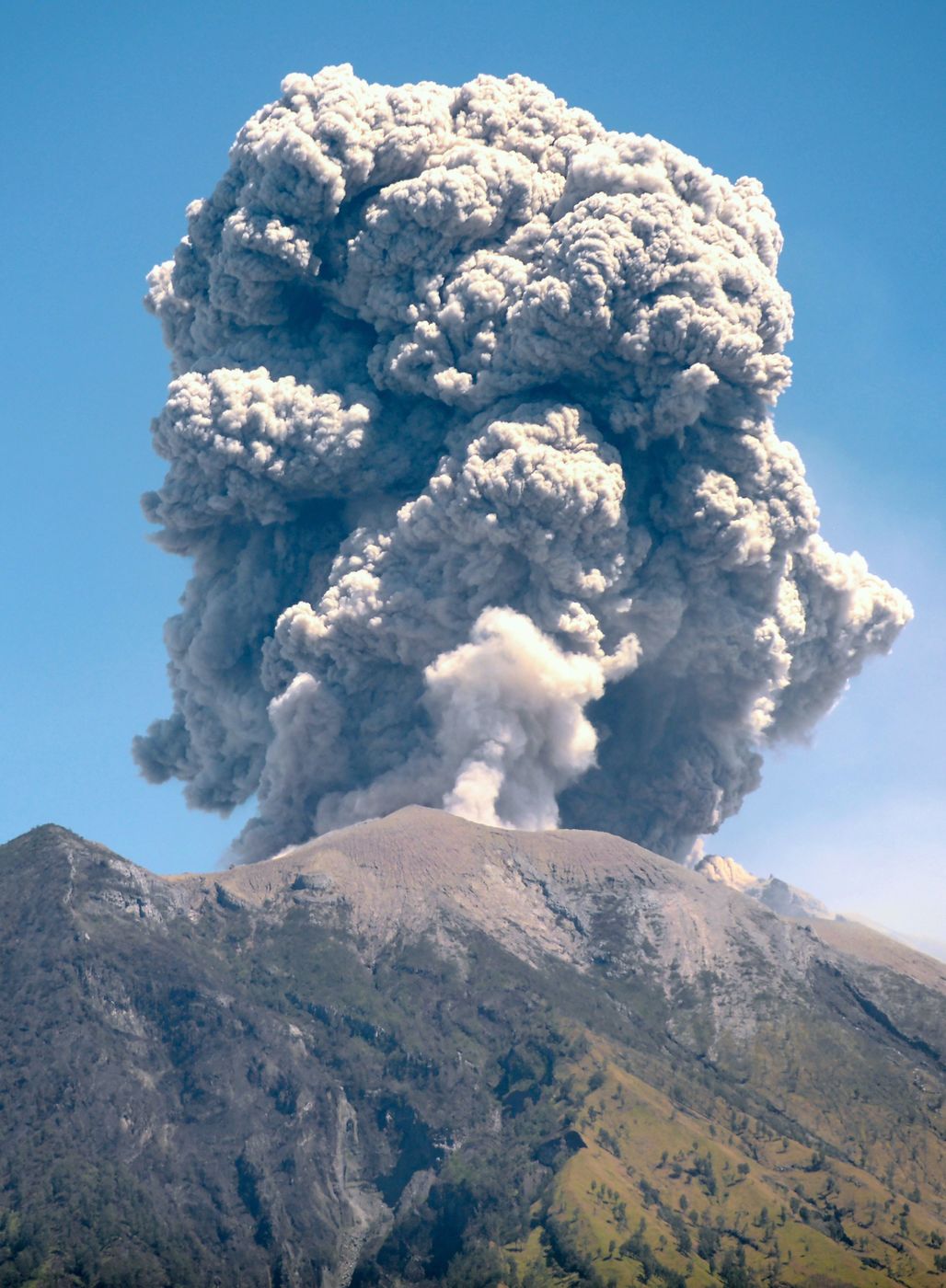 Bali, ceneri e fumo dal vulcano Agung