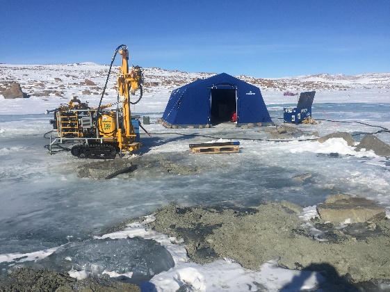 Campo scientifico in un lago perennemente ghiacciato di Tarn Flat