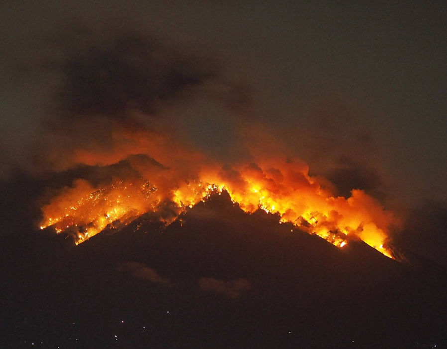 eruzione monte agung indonesia