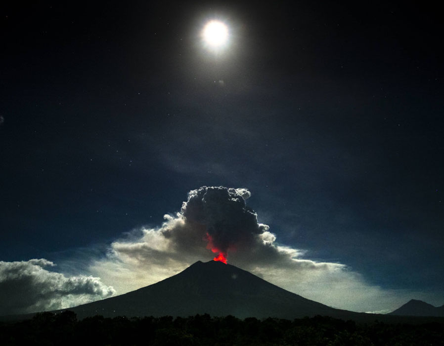 eruzione monte agung indonesia