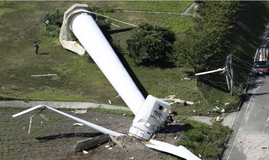 tifone cimaron abbatte una turbina eolica in giappone