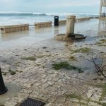 Maltempo, Uragano “Zorbas” sul mar Jonio: il mare in tempesta “cancella” la spiaggia di Sampieri e si abbatte sul lungomare [FOTO LIVE]