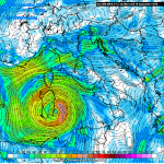 Previsioni Meteo, gli ultimi aggiornamenti sul “Medicane” in sviluppo sul Tirreno: possibili venti di 80-100 km/h e 200-300mm di pioggia in 48 ore [MAPPE]