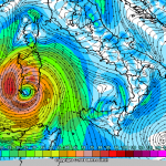 Previsioni Meteo, gli ultimi aggiornamenti sul “Medicane” in sviluppo sul Tirreno: possibili venti di 80-100 km/h e 200-300mm di pioggia in 48 ore [MAPPE]