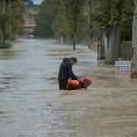 Piogge torrenziali e piena dell’Aude in Francia: 7 morti e 5 feriti, inondazioni “senza precedenti dal 1891” [GALLERY]