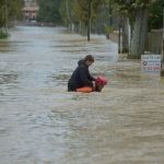 Piogge torrenziali e piena dell’Aude in Francia: 7 morti e 5 feriti, inondazioni “senza precedenti dal 1891” [GALLERY]