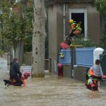 Piogge torrenziali e piena dell’Aude in Francia: 7 morti e 5 feriti, inondazioni “senza precedenti dal 1891” [GALLERY]