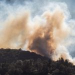 Vasto incendio nell’Agordino, due ragazzi bloccati in quota: si valuta l’evacuazione dei centri abitati [FOTO e VIDEO LIVE]