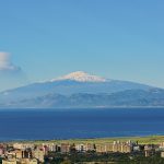 Prima neve della stagione sull’Etna, lo straordinario spettacolo visto da Reggio Calabria dopo una notte tempestosa [GALLERY]