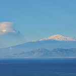 Prima neve della stagione sull’Etna, lo straordinario spettacolo visto da Reggio Calabria dopo una notte tempestosa [GALLERY]