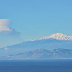 Prima neve della stagione sull’Etna, lo straordinario spettacolo visto da Reggio Calabria dopo una notte tempestosa [GALLERY]