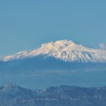 Prima neve della stagione sull’Etna, lo straordinario spettacolo visto da Reggio Calabria dopo una notte tempestosa [GALLERY]