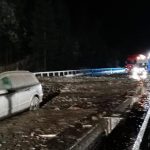 Maltempo, enorme frana al confine tra Italia e Austria: chiuse la ferrovia e l’autostrada del Brennero, auto travolte [FOTO LIVE]