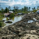 Terremoto e Tsunami in Indonesia, le sconvolgenti immagini della liquefazione del suolo a Petobo: “migliaia di morti, ma i corpi non li troveremo mai”