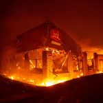 Incendi, inferno di fuoco in California: almeno 9 morti e 157mila evacuati, forti venti alimentano le fiamme