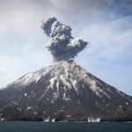 Tsunami Indonesia, è allarme per nuove onde anomale assassine: il vulcano Krakatoa continua ad eruttare in mare [FOTO e VIDEO]