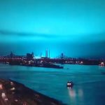 Paura a New York: in piena notte il cielo si colora di azzurro, ecco cosa è accaduto [FOTO e VIDEO]