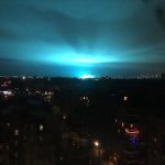 Paura a New York: in piena notte il cielo si colora di azzurro, ecco cosa è accaduto [FOTO e VIDEO]