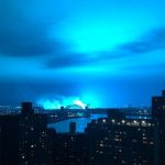 Paura a New York: in piena notte il cielo si colora di azzurro, ecco cosa è accaduto [FOTO e VIDEO]