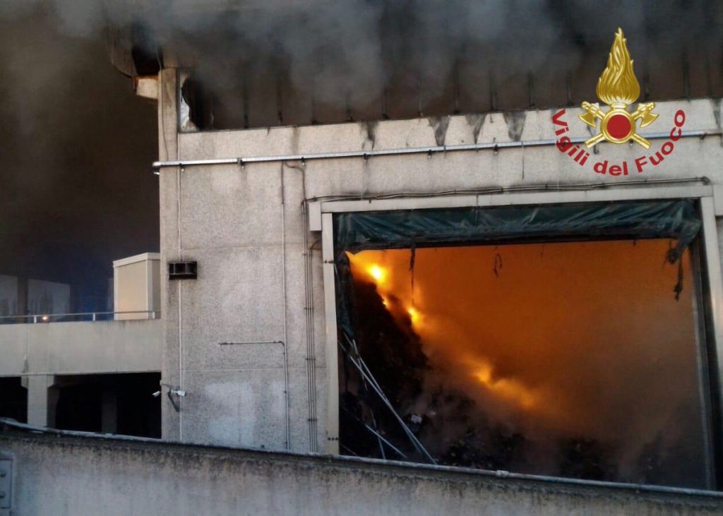 roma incendio rifiuti salaria