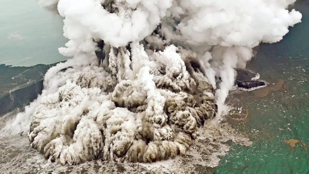 vulcano anak krakatau indonesia