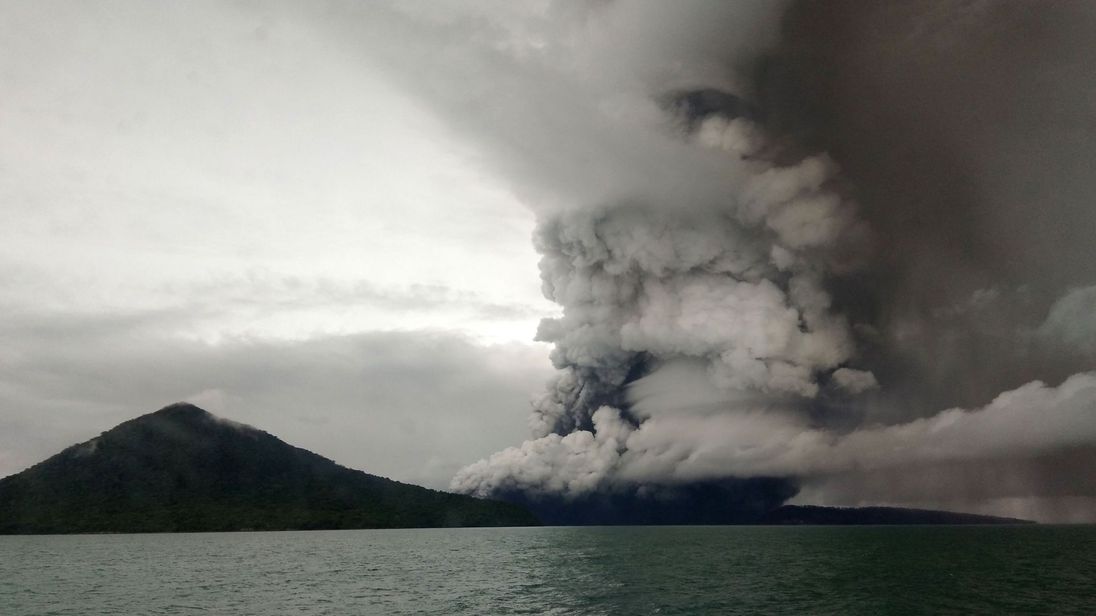 vulcano anak krakatau indonesia 2