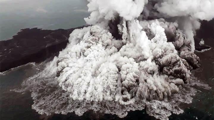 vulcano anak krakatau indonesia 2