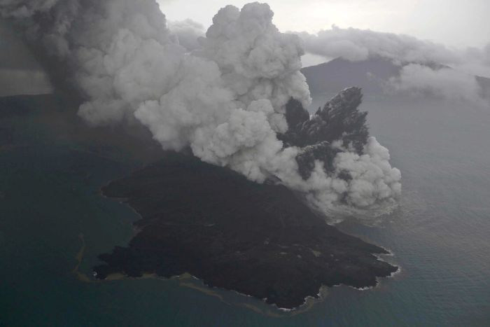 vulcano anak krakatau indonesia 2