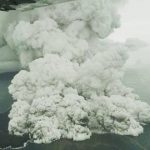 Tsunami Indonesia, è allarme per nuove onde anomale assassine: il vulcano Krakatoa continua ad eruttare in mare [FOTO e VIDEO]