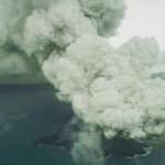 Tsunami Indonesia, è allarme per nuove onde anomale assassine: il vulcano Krakatoa continua ad eruttare in mare [FOTO e VIDEO]