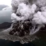 Tsunami Indonesia, è allarme per nuove onde anomale assassine: il vulcano Krakatoa continua ad eruttare in mare [FOTO e VIDEO]