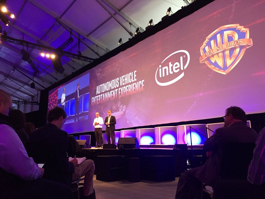 Intel warner bros guida autonoma batman