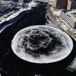 Enorme disco di ghiaccio appare in un fiume del Maine: ecco cos’è questa eccezionale formazione [FOTO e VIDEO]