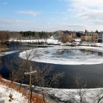 Enorme disco di ghiaccio appare in un fiume del Maine: ecco cos’è questa eccezionale formazione [FOTO e VIDEO]