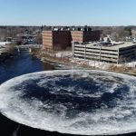 Enorme disco di ghiaccio appare in un fiume del Maine: ecco cos’è questa eccezionale formazione [FOTO e VIDEO]