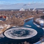 Enorme disco di ghiaccio appare in un fiume del Maine: ecco cos’è questa eccezionale formazione [FOTO e VIDEO]