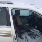 In auto sul lago congelato ma il ghiaccio cede improvvisamente: terrore per una coppia in Cina [FOTO e VIDEO]