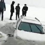 In auto sul lago congelato ma il ghiaccio cede improvvisamente: terrore per una coppia in Cina [FOTO e VIDEO]