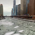 Ondata di gelo negli USA, ghiaccio e il suggestivo fenomeno del “sea smoke” sul fiume Chicago sotto gli effetti del vortice polare [FOTO e VIDEO]