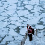 Ondata di gelo negli USA, ghiaccio e il suggestivo fenomeno del “sea smoke” sul fiume Chicago sotto gli effetti del vortice polare [FOTO e VIDEO]