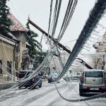 Devastante gelicidio in Romania: migliaia di linee elettriche e alberi abbattuti, centinaia di auto danneggiate e decine di feriti [FOTO e VIDEO]