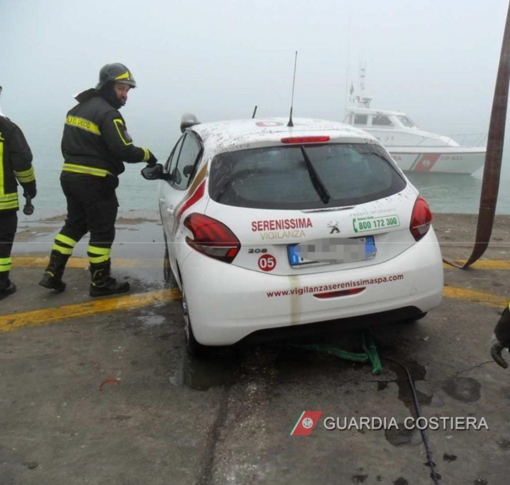 nebbia Venezia auto in mare