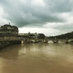 Maltempo, allarme a Roma per la piena del Tevere: sta crescendo a un ritmo pazzesco, esondazioni già in corso [FOTO e VIDEO LIVE]