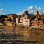 Maltempo, allarme a Roma per la piena del Tevere: sta crescendo a un ritmo pazzesco, esondazioni già in corso [FOTO e VIDEO LIVE]